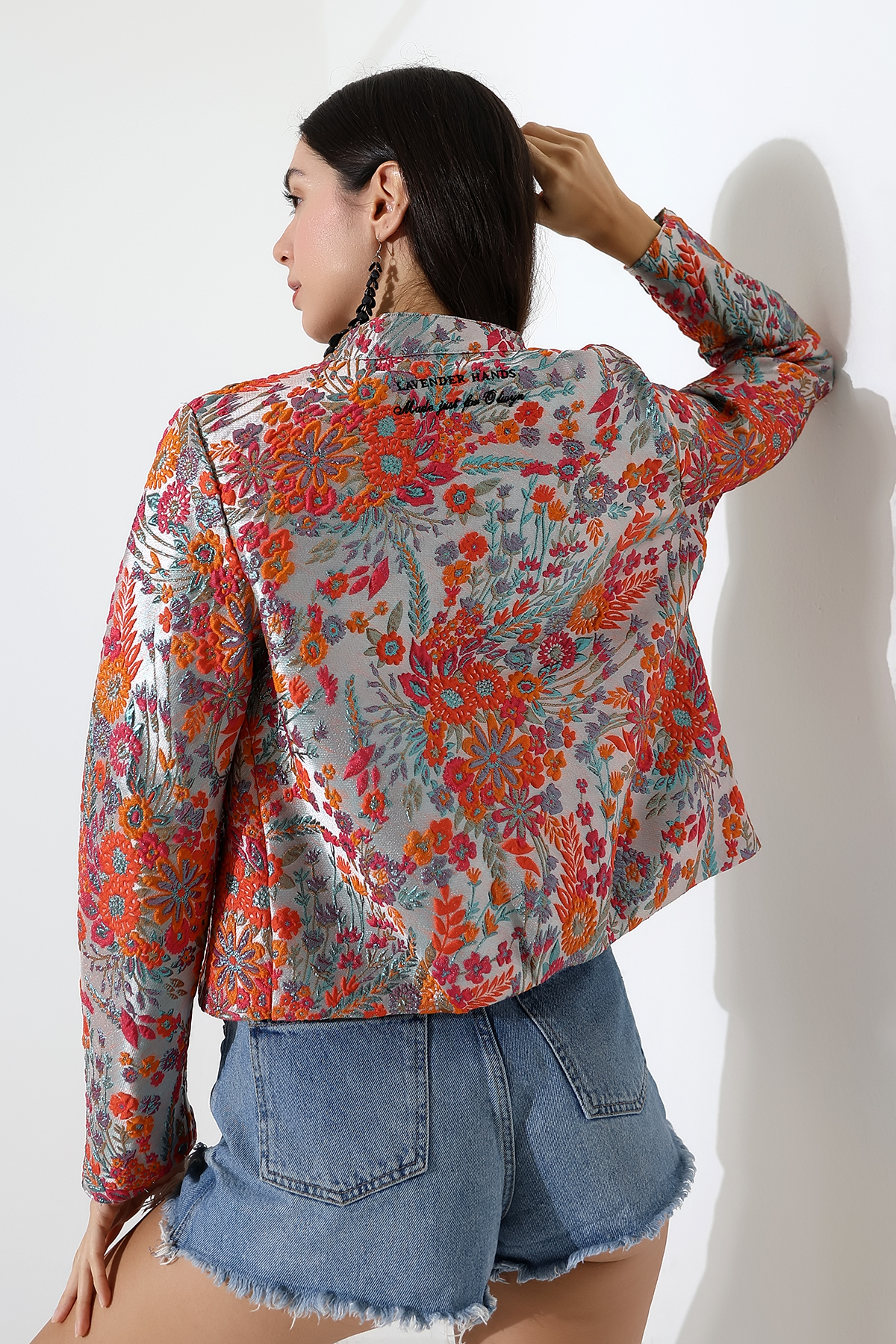 Dos d'une veste brodée, couleurs ensoleillées